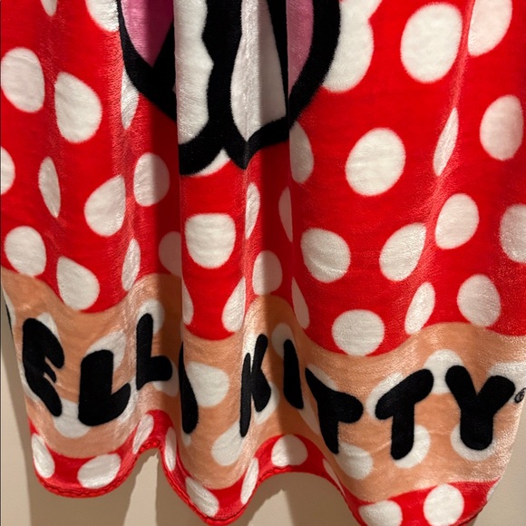 Hello Kitty Plush Blanket - Picture 5 of 9